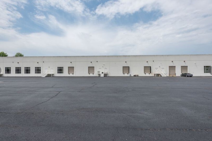 More Photos Of 4170 Lafayette Center Dr, Chantilly Light Distribution For Lease