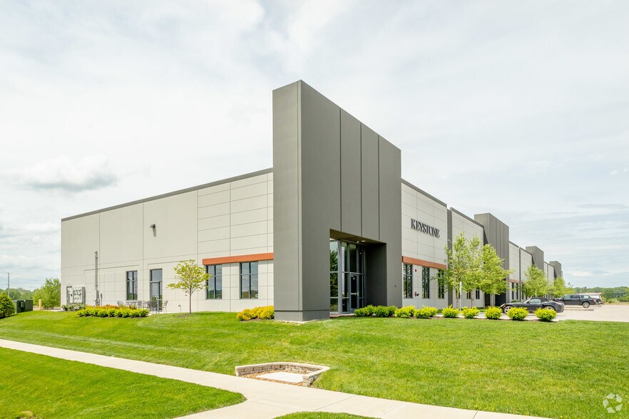 More Photos Of 673-675 Spirit Valley Central Dr, Chesterfield Warehouse For Sale