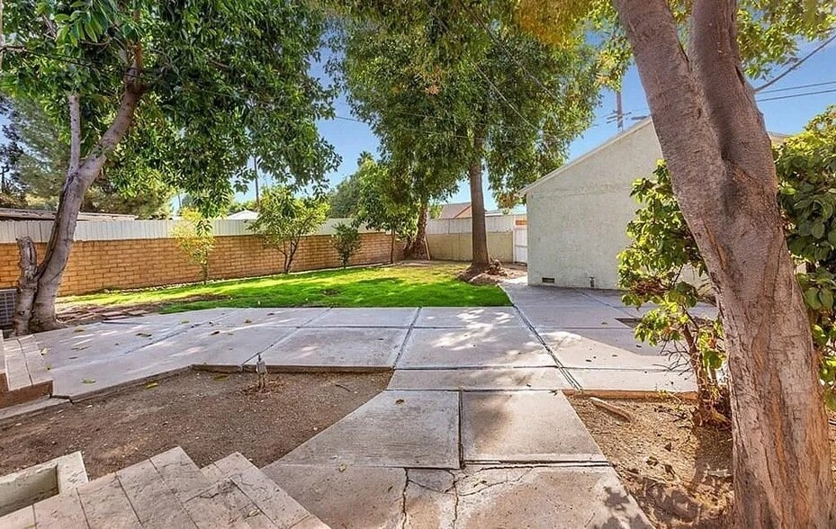 More Photos Of 19604 Victory Blvd, Tarzana Apartments For Sale