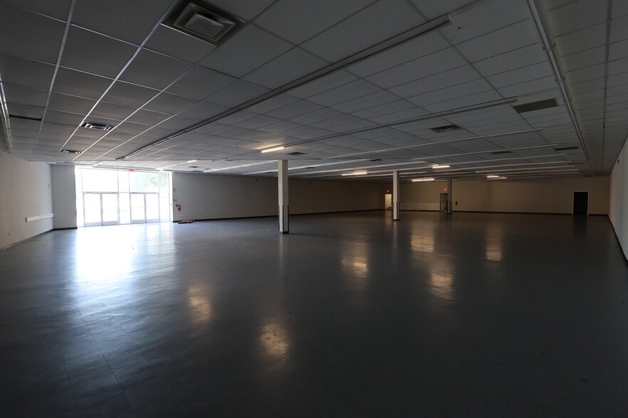 More Photos Of 1725 Dundalk Ave, Baltimore Convenience Store For Lease