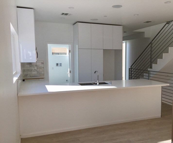 More Photos Of 6007 Barton Ave, Los Angeles Apartments For Sale