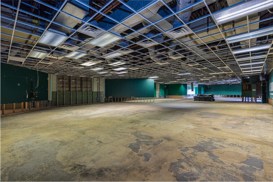 More Photos Of 12 E Dexter Plz, Pearl River Warehouse For Lease