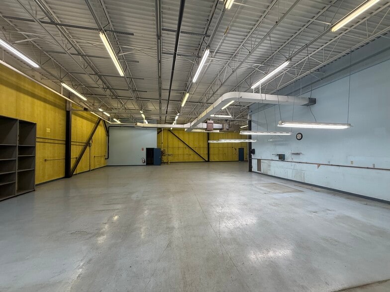 More Photos Of 4 Cabot Rd, Hudson Light Manufacturing For Lease