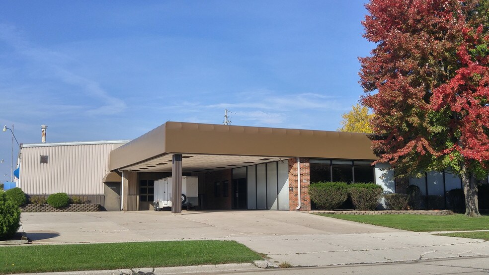 More Photos Of 1200 N 24th St, Manitowoc Showroom For Lease