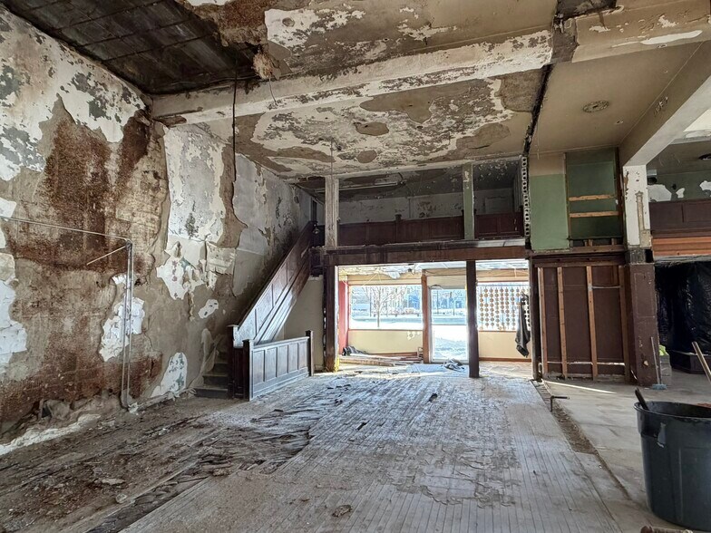 More Photos Of 23 Public Sq, Shelbyville Office For Sale