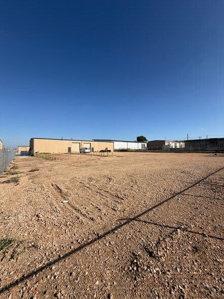 More Photos Of 111 Iron Rd, Hutto Warehouse For Lease