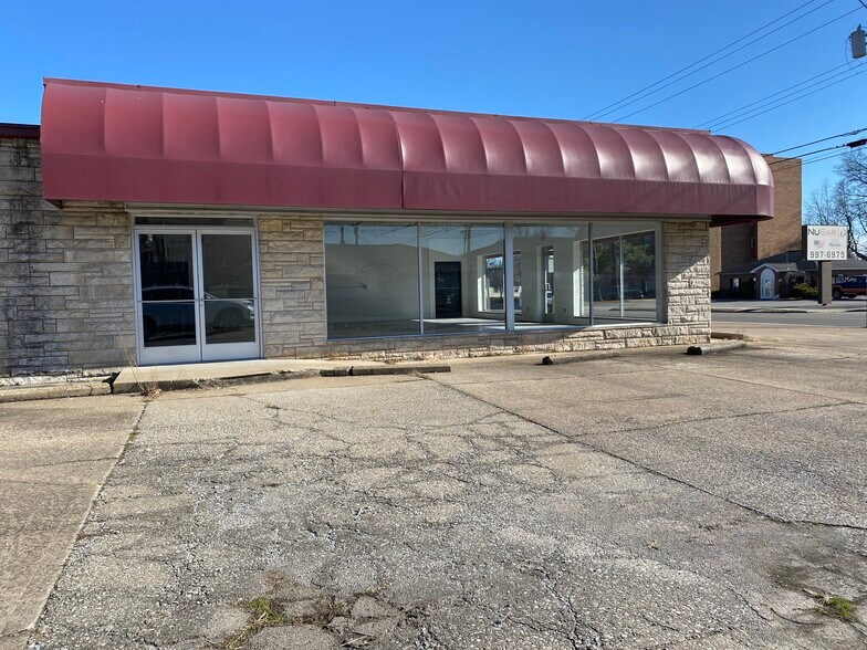 More Photos Of 1102 W Main St, Marion Freestanding For Sale