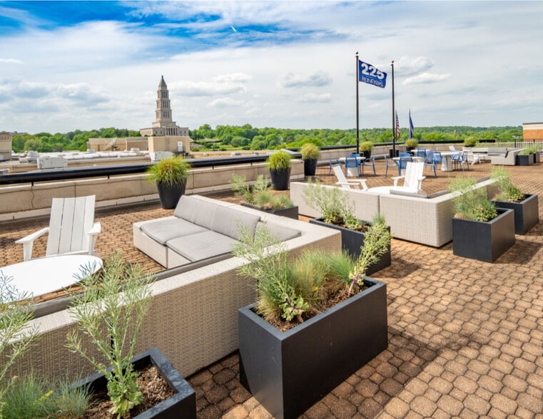 More Photos Of 225 Reinekers Ln, Alexandria Office For Sale