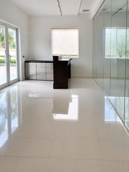 More Photos Of 201 N Ocean Dr, Hollywood Storefront Retail Office For Lease