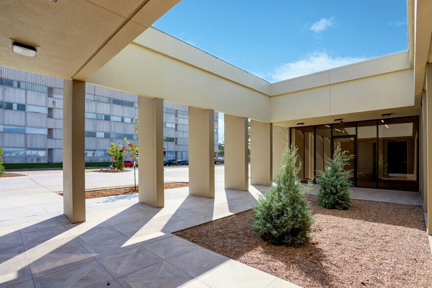 More Photos Of 9000 Parkwest Dr, Houston Light Distribution For Lease