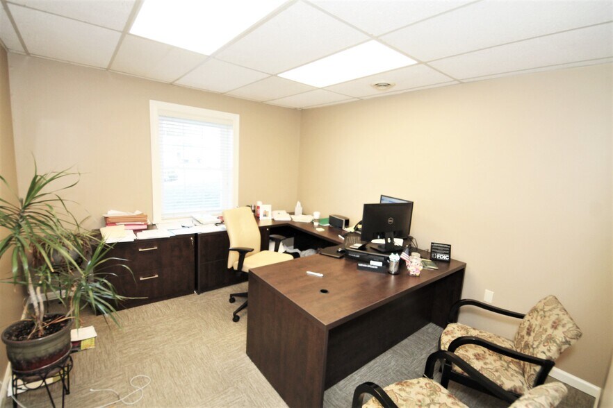More Photos Of 2777 W Clay St, Saint Charles Office For Lease