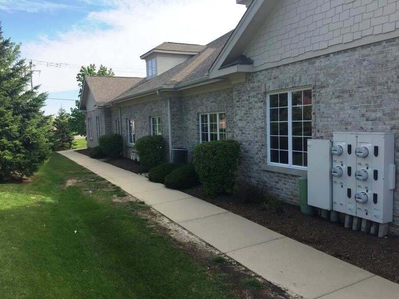 More Photos Of 3 Executive Ct, South Barrington Medical For Lease