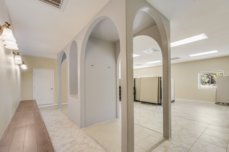 More Photos Of 3500 Lohmans Ford Rd, Lago Vista Warehouse For Sale