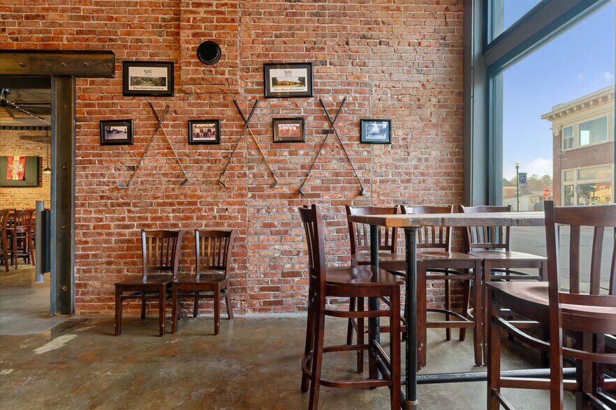 More Photos Of 451 S Thompson Ave, Excelsior Springs Bar For Sale