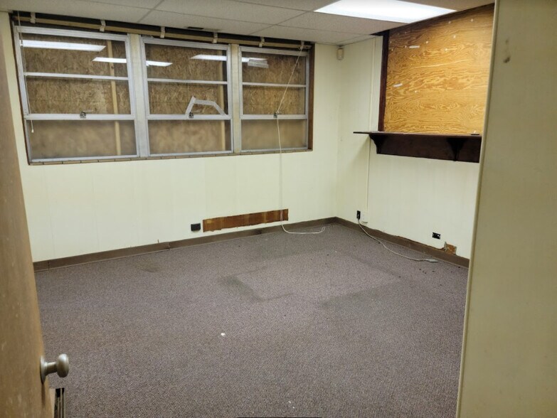 More Photos Of 1900 E Holland Ave, Saginaw Warehouse For Sale