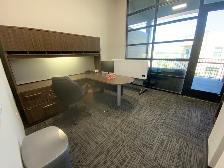 More Photos Of 320 S Oak St, Roanoke Medical For Lease