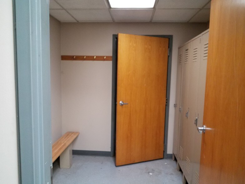 More Photos Of 1326 Industrial Dr, Lake in the Hills Distribution For Sale