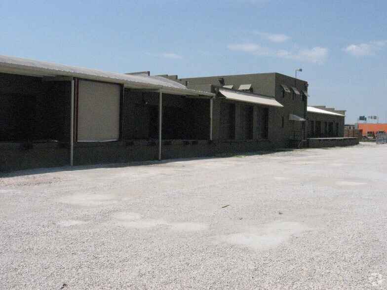 More Photos Of 1700 W 9th St, Kansas City Warehouse For Lease