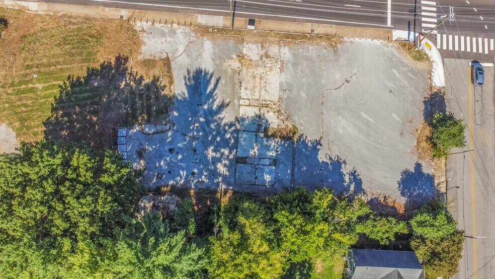 More Photos Of 1620 N Broadway St, Knoxville Land For Sale