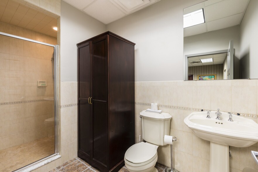 More Photos Of 483 Montgomery Rd, Altamonte Springs Office For Sale