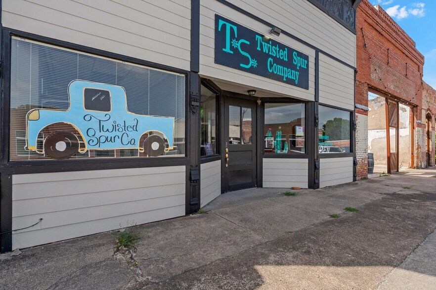 More Photos Of 219 Ave C, Rosebud General Retail For Sale