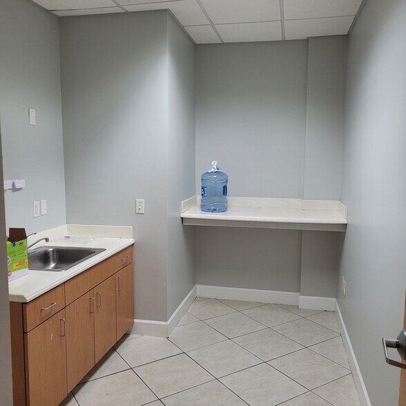 More Photos Of 7751 Kingspointe Pky, Orlando Light Distribution For Lease