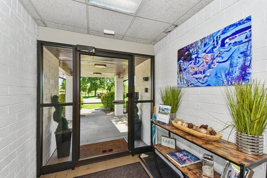 More Photos Of 1021 Proctor Dr, Elkhorn Office For Sale