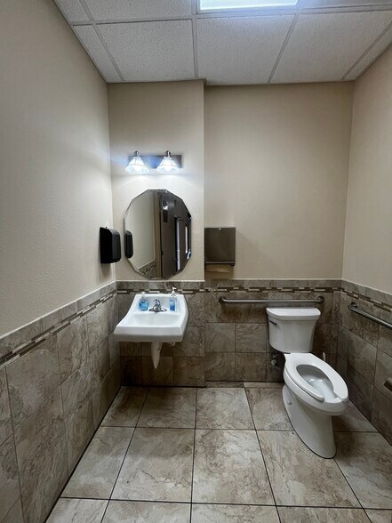 More Photos Of 2320 North Blvd W, Davenport Medical For Lease