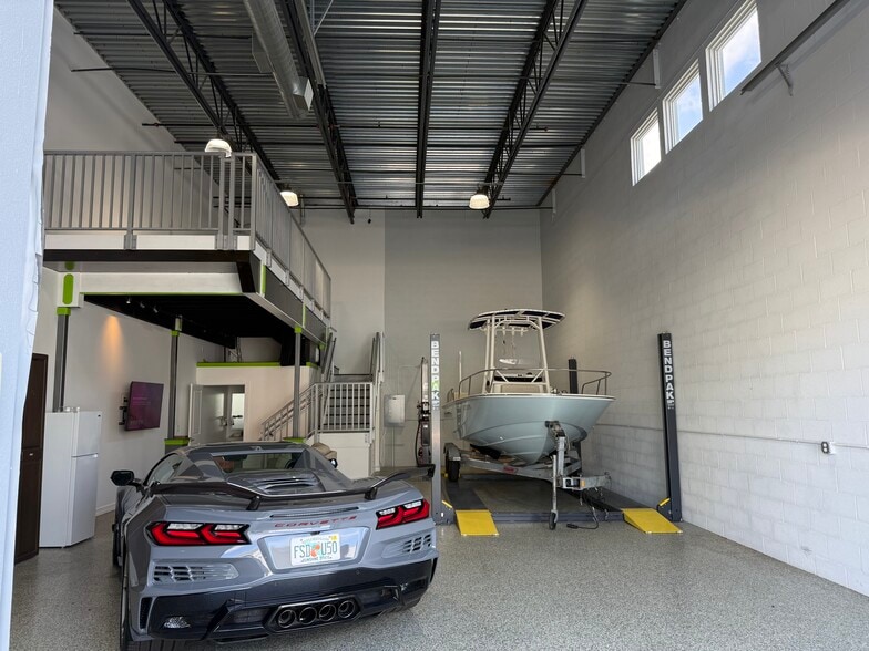 More Photos Of 861 NE Industrial Blvd, Jensen Beach Warehouse For Lease