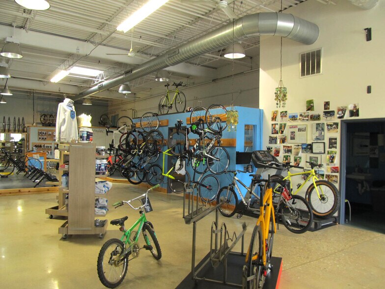 More Photos Of 500-540 W 5th Ave, Naperville Showroom For Lease