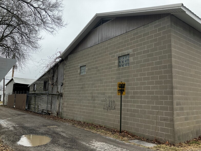 More Photos Of 221 N Main St, Benton Freestanding For Sale