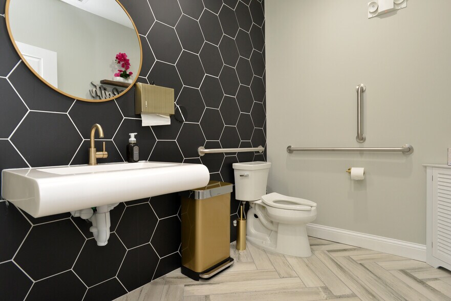 More Photos Of 1706 Smizer Station Rd, Saint Louis Office For Sale