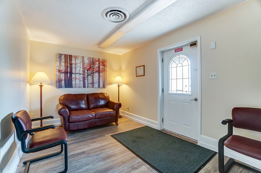 More Photos Of 1010-1090 N Market St, Troy Medical For Lease