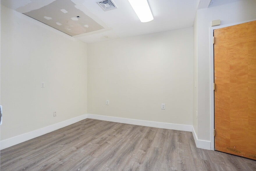 More Photos Of 76 Battery Ave, Brooklyn Apartments For Lease