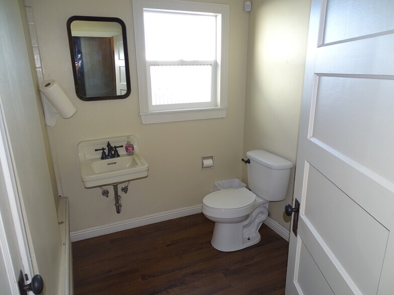 More Photos Of 2110 W Bonanza Rd, Las Vegas Service For Lease