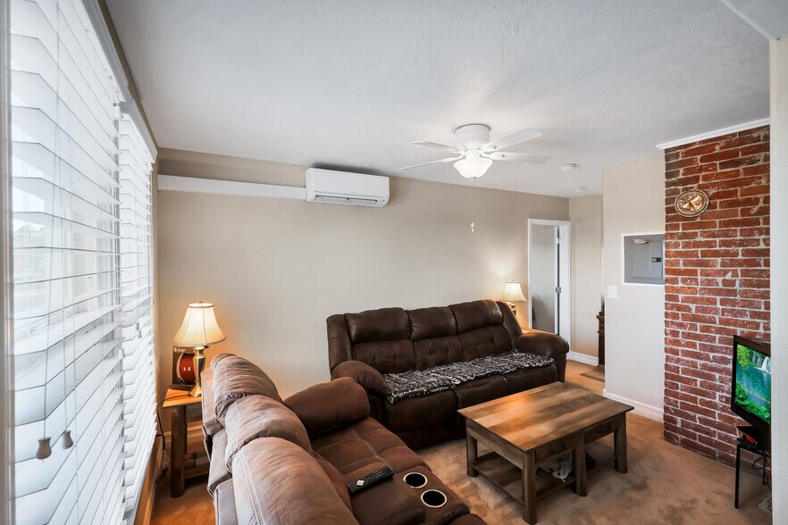 More Photos Of 2926 N Monroe St, Spokane Bar For Sale