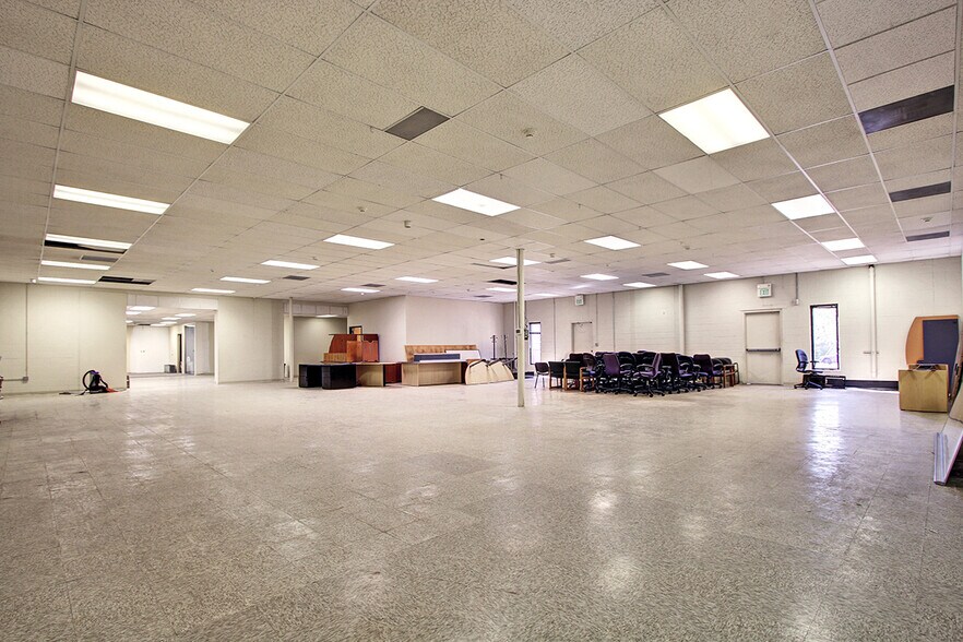 More Photos Of 10499 W Bradford Rd, Littleton Light Manufacturing For Sale