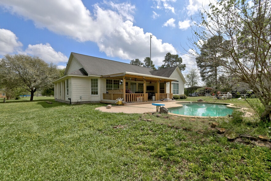 More Photos Of 18135 N Highway 75, Willis Specialty For Sale