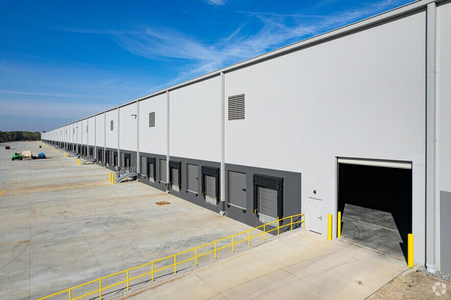 More Photos Of 2008 Interstate Centre Blvd, Ellabell Distribution For Lease