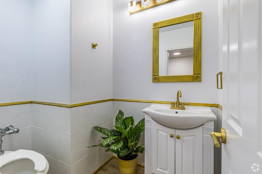 More Photos Of 1835 E Charleston Blvd, Las Vegas Storefront Retail Office For Sale