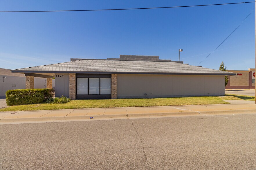 More Photos Of 1627 S Hillside St, Wichita Freestanding For Sale