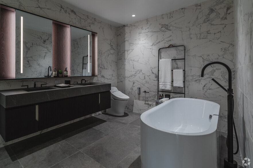 More Photos Of 3709 College Point Blvd, Flushing General Retail For Lease