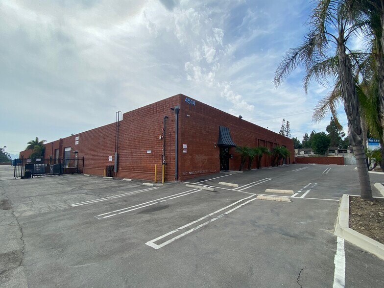 More Photos Of 4514-4518 Vanowen St, Burbank Manufacturing For Lease