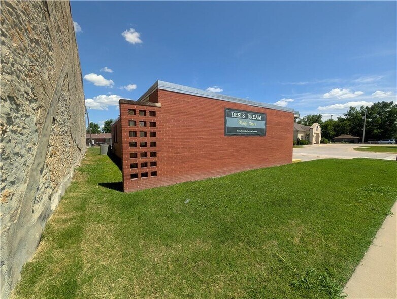 More Photos Of 910 New York St, Humboldt Freestanding For Sale
