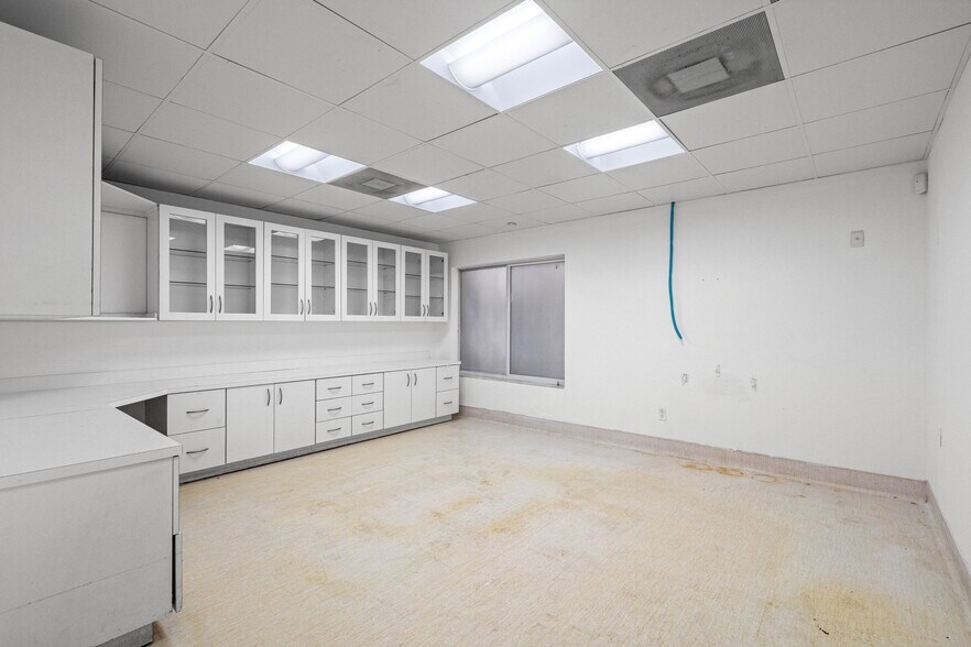 More Photos Of 6330 Manor Ln, South Miami Office For Lease