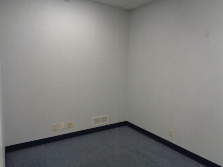 More Photos Of 3903-3913 S Lynn Ct, Independence Office For Sale