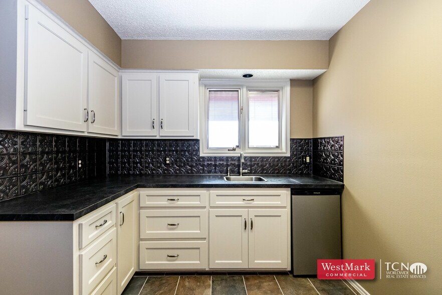 More Photos Of 4010 21st St, Lubbock Office For Lease
