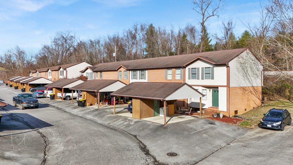 Primary Photo Of 804 Crosscreek Dr, Abingdon Multifamily For Sale