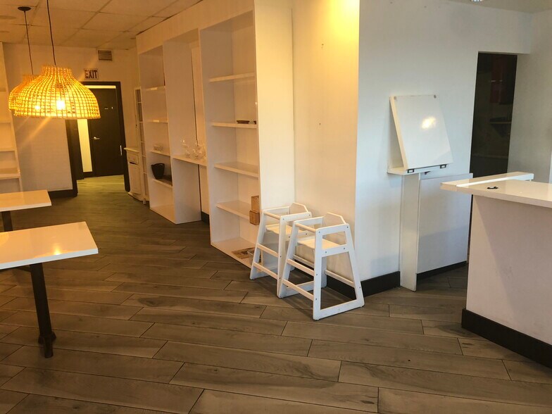 More Photos Of 2210-2220 NE 123rd St, Miami Restaurant For Lease