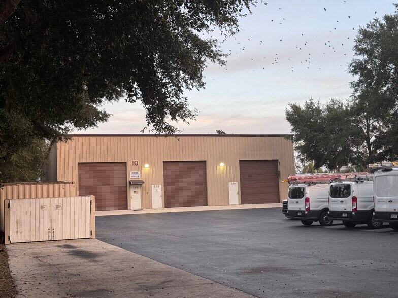 More Photos Of 803 Eyrie Dr, Oviedo Light Distribution For Lease